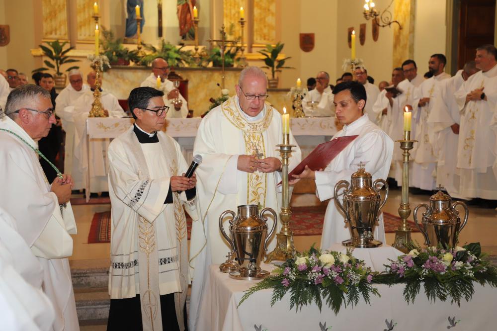 Nuncio Apostólico celebró Misa Crismal en La Catedral. – Radio Santa Cruz