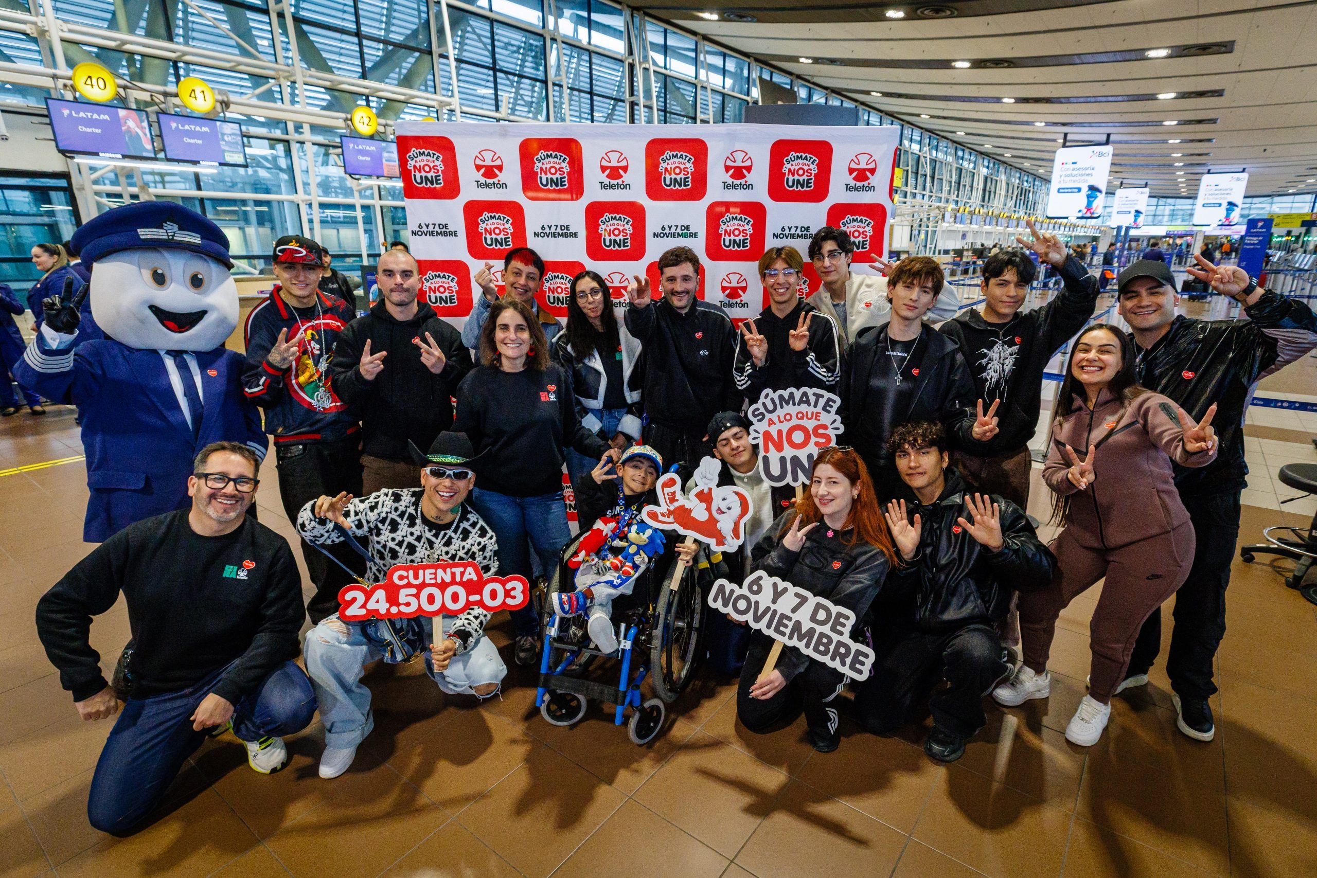 SANTIAGO, CHILE — 13 de octubre de 2026.
Artistas, comunicadores e influencers se reúnen en el Aeropuerto Internacional Arturo Merino Benítez, en Santiago, para viajar a Arica y dar inicio a la Gira Teletón 2026. Entre quienes emprenden el recorrido se encuentran el comunicador Eduardo Fuentes y artistas como SINAKA, Santaferia y Alanys Lagos. La gira recorrerá distintas ciudades de Chile como parte de las actividades de la campaña Teletón 2026, que busca convocar a todo el país en torno a la rehabilitación y la inclusión, bajo el lema 